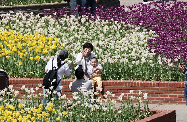 A family takes a photo at the International Horticulture Goyang Korea festival held at Ilsan Lake Park in Goyang, Gyeonggi, on April 26. [YONHAP]