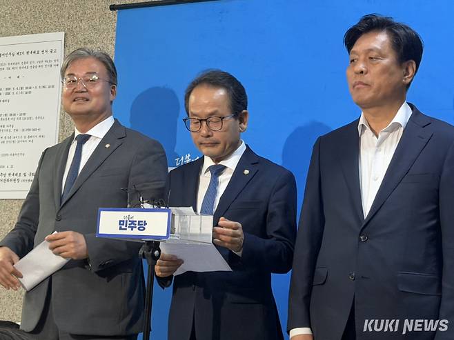 강준현 더불어민주당 수석대변인이 27일 서울 여의도 국회에서 기자들과 만나 경기 지역 공천 결과를 발표하고 있다. 유병민 기자