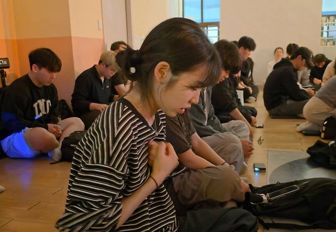 기도회 참석한 청년이 27일 경기도 수원제일교회에서 두 손을 모아 기도하고 있다.
