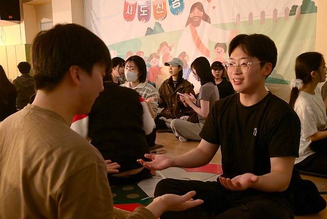 수원제일교회 대학청년부 청년들이 27일 경기도 수원제일교회에서 서로에게 손을 뻗어 축복하고 있다.