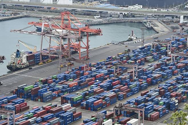 지난 14일 부산 동구 부산항에 정박한 컨테이너선들이 물류를 싣고 있다.