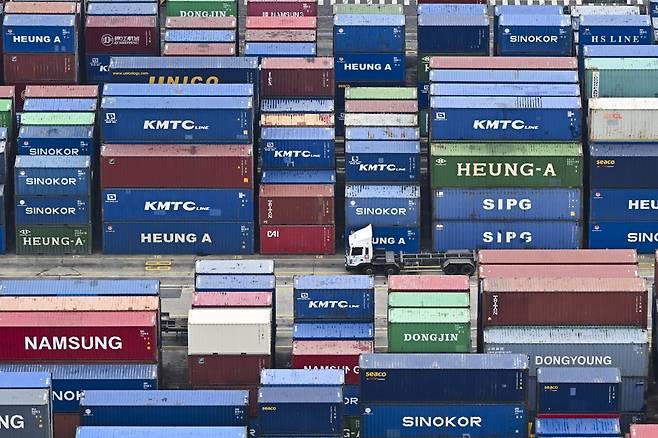 쌓여있는 컨테이너 사이로 트레일러가 이동하고 있다. 전 세계 교역 물동량의 약 80%는 컨테이너를 통해 해상운송된다.