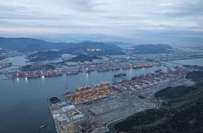불빛 켜진 부산신항, 밤새도록 적하와 양하를 멈추지 않는다.
