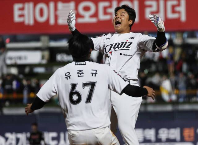 KT 위즈의 강민성이 28일 수원 KT위즈파크에서 열린 ‘2026 신한 SOL KBO리그’ LG 트윈스와 홈 경기 10회말 끝내기 안타를 기록한 후 기뻐하고 있다. 연합뉴스