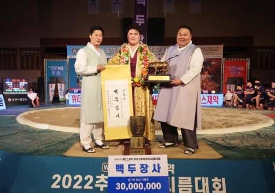 2022 추석민속씨름대회에서 백두장사에 오른 장성우(가운데)와 한복 차림의 김기태 영암씨름단 감독(왼쪽)