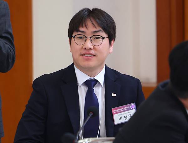ㅜ▲ 하정우 AI미래기획수석이 4월9일 청와대에서 열린 국민경제자문회의 제1차 전체 회의에 참석해 있다. ⓒ연합뉴스