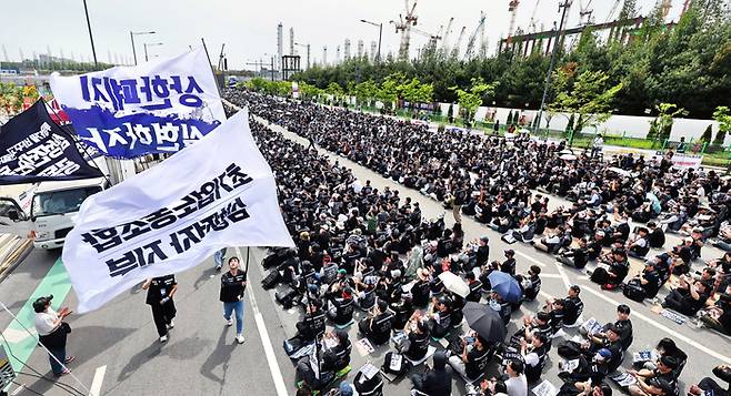 23일 경기 평택시 삼성전자 평택캠퍼스 앞에서 열린 삼성전자 노동조합 공동투쟁본부의 ‘투명하게 바꾸고, 상한폐지 실현하자-4/23 투쟁 결의대회가 열리고 있다. [이승환기자]