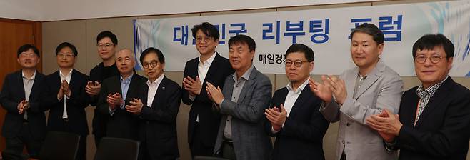 제8회 대한민국 리부팅포럼이 24일 ‘AI시대의 교육개혁’을 주제로 매경미디어센터에서 개최됐다. 사진 오른쪽부터 손현덕 매일경제 주필, 이중희 쿠첸 대표이사, 이정동 서울대 공학전문대학원 교수, 석창규 웹케시 회장, 김현철 연세대 인구와인재연구원장, 이광형 KAIST 총장, 황철주 주성엔지니어링 회장, 김석환 한세예스24홀딩스 부회장, 김선걸 매일경제 논설실장. [이승환기자]