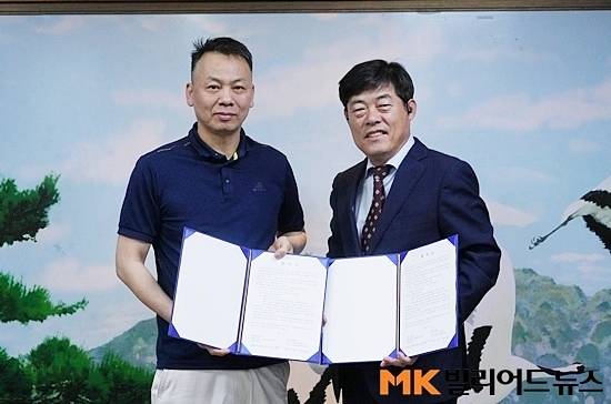 몬스터큐는 안동시장배의 성공적인 개최를 위해 업무협약을 맺었다. 몬스터큐 신경섭(왼쪽) 대표와 안동당구연맹 이창규 회장이 업무협약을 체결한 후 기념촬영하고 있다.