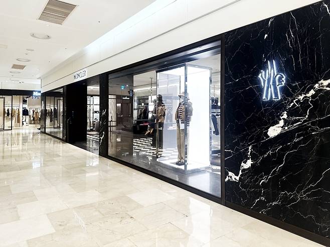 지난 4월 국내 최대 규모로 새단장해 오픈한 ‘몽클레르’ 매장. [롯데백화점]