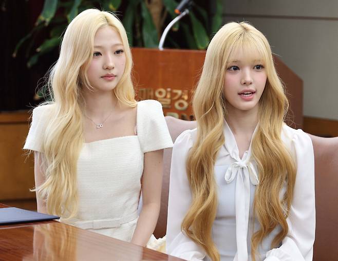 하츠투하츠 스텔라(왼쪽)와 유하가 28일 '2026 M클린 홍보대사 위촉식'에서 소감을 밝히고 있다.  한주형 기자