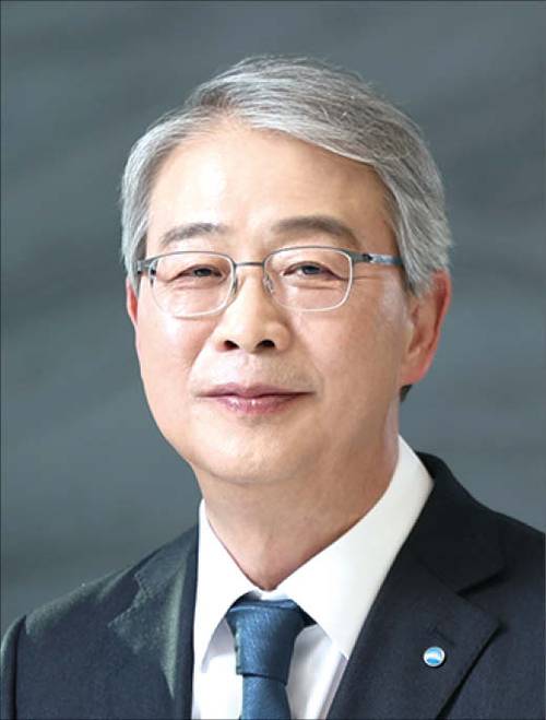 1959년생/ 연세대 경제학과/ 미국 오리건대 경제학 석사/ 1981년 제24회 행정고시/ 2009년 대통령실 경제수석실 경제금융비서관/ 2010년 기획재정부 제1차관/ 2013년 NH농협금융지주 회장/ 2015년 금융위원장/ 2023년 우리금융그룹 회장(현)