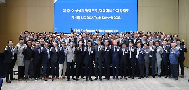 LIG D&A가 지난 4월 27일 서울 잠실 롯데월드타워에서 개최한 제1회 ‘Tech Summit’ 행사에서 참석자들이 구호를 외치고 있다.(LIG D&A 제공)