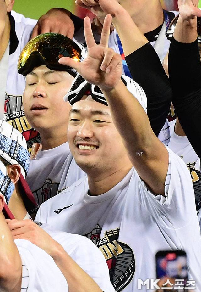 LG가 29년 기다림 끝에 V3를 달성했다. LG는 2023년 11월 13일 오후 서울 잠실구장에서 열린 2023 KBO 포스트시즌 한국시리즈(7전 4선승제) 5차전, KT 위즈와의 경기에서 6-2로 승리하면서 시리즈 전적 4승1패로 통합우승을 달성했다. V3 달성한 LG 고우석이 환하게 미소짓고 있다. 사진=김영구 기자