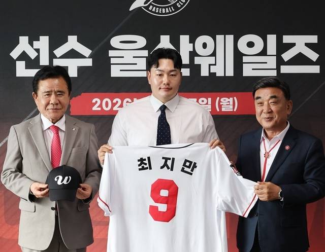 미국프로야구 메이저리그(MLB)에서 뛰었던 최지만이 27일 문수야구장에서 열린 울산 웨일즈 입단식에 참석해 유니폼을 건네받고 김두겸 울산시장(오른쪽), 구단주인 김철욱 울산시체육회장(왼쪽)과 기념 촬영하고 있다. 사진=연합뉴스