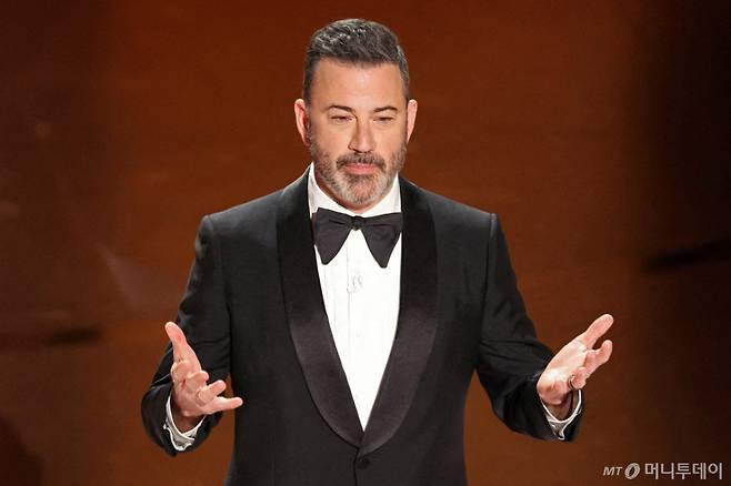 (로스앤젤레스 로이터=뉴스1) 윤다정 기자 = 지미 키멜이 2024년 3월 10일(현지시간) 캘리포니아주 로스앤젤레스 할리우드에서 열린 제96회 아카데미 시상식에서 개막 인사를 하고 있다. 2024.3.10. ⓒ 로이터=뉴스1 Copyright (C) 뉴스1. All rights reserved. 무단 전재 및 재배포,  AI학습 이용 금지. /사진=(로스앤젤레스 로이터=뉴스1) 윤다정 기자