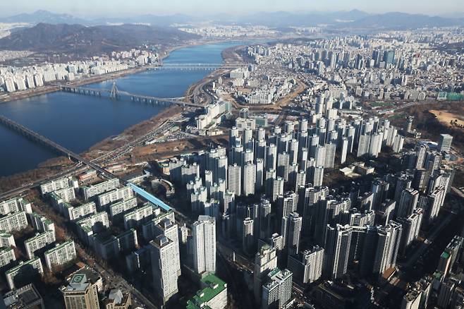 전국재건축정비사업조합연대(전재연)는 오는 29일 오후 서울 여의도 더불어민주당 중앙당사 앞에서 '재건축초과이익 환수에 관한 법률'(재초환법) 폐지를 촉구하는 집회를 연다. 사진은 서울 송파구 롯데월드타워 서울스카이에서 아파트 단지. /사진=뉴시스