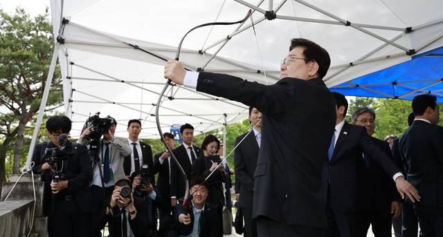 이재명 대통령이 28일 충남 아산 현충사에서 열린 대통령기 전국 궁도대회에서 활시위를 당기고 있다. 청와대통신사진기자단