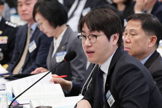 하정우 전 AI미래기획수석이 17일 청와대 영빈관에서 열린 공공기관 및 유관기관 업무보고에서 이재명 대통령 질문에 답하고 있다. 연합뉴스