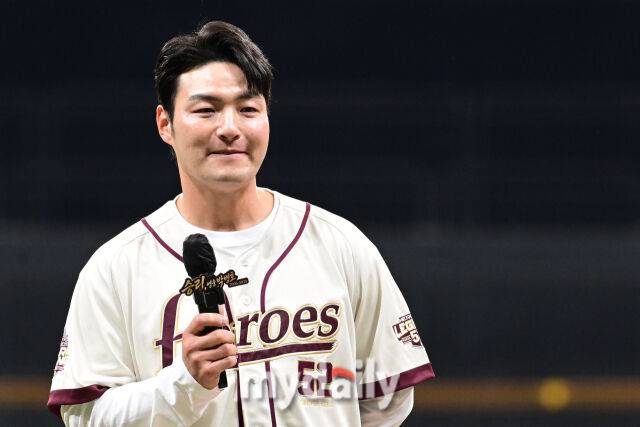 키움 박병호가 26일 오후 서울 고척스카이돔에서 진행된 은퇴식에서 은퇴사를 하며 눈물을 참고 있다./고척=곽경훈 기자 kphoto@mydaily.co.kr