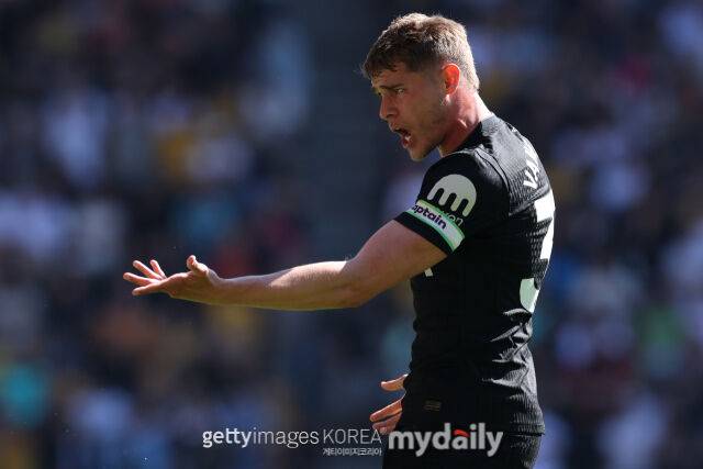 토트넘 수비수 판 더 벤이 25일 영국 울버햄튼에서 열린 2025-26시즌 프리미어리그 원정 경기에서 토트넘의 주장으로 출전했다./게티이미지코리아