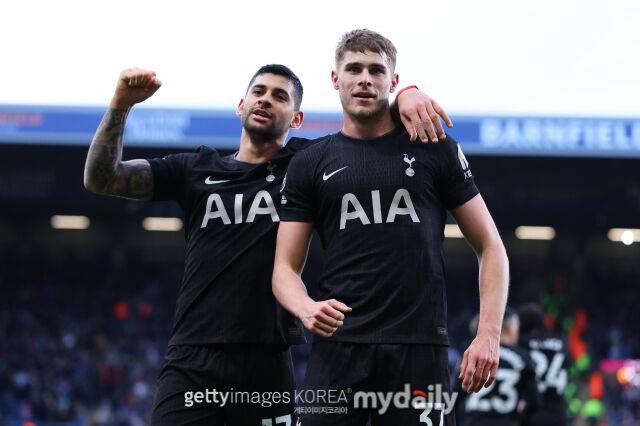 토트넘의 판 더 벤(오른쪽)과 로메로가 2025-26시즌 프리미어리그 번리 원정 경기에서 세리머니를 펼치고 있다./게티이미지코리아
