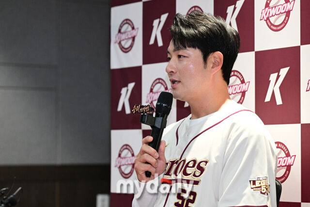 키움 박병호가 26일 오후 서울 고척스카이돔에서 진행되는 '2026 신한 SOL Bank KBO리그' 삼성--키움의 경기 전 취재진과 인터뷰를 하고 있다./마이데일리