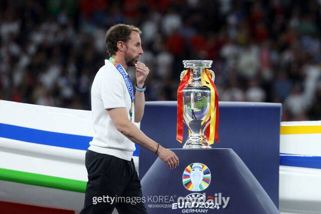 27일 영국 '커트오프사이드' 보도에 따르면 맨체스터 유나이티드가 가레스 사우스게이트 전 잉글랜드 국가대표티 감독 선임을 검토하고 있다. 준우승을 차지한 뒤 트로피를 지나쳐가는 사우스게이트. /게티이미지코리아