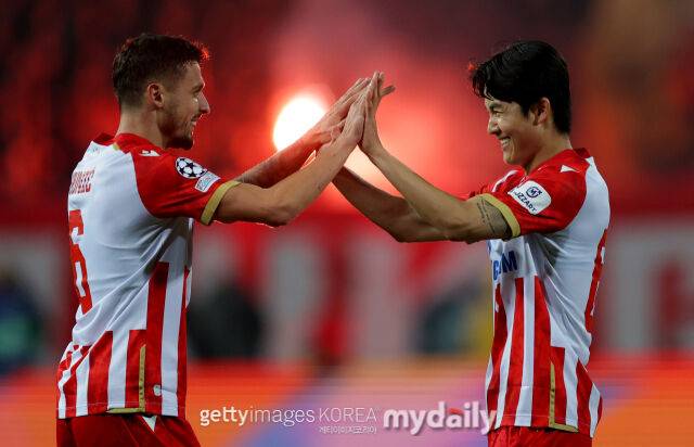 설영우(오른쪽)의 소속팀 즈베즈다가 27일 열린 파르티잔과의 2025-26시즌 세르비아 수페르리가 33라운드에서 승리를 거두며 리그 조기 우승을 확정했다./게티이미지코리아