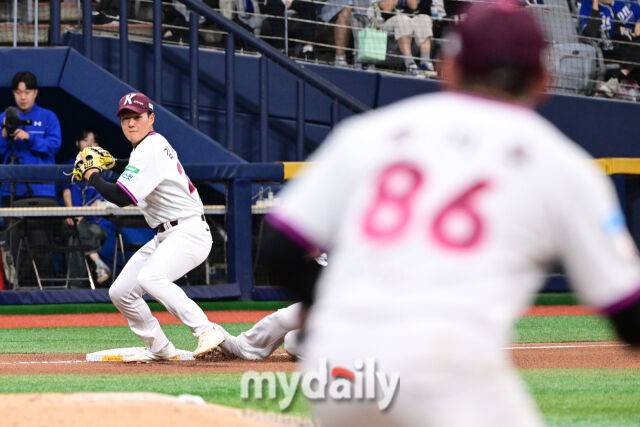 키움 김지석이 26일 오후 서울 고척스카이돔에서 진행된 '2026 신한 SOL Bank KBO리그' 삼성--키움의 경기 4회초 무사 1,2루에서 전병우의 번트 때 박준현의 토스를 받아 2루자를 포스아웃 시키고 있다./마이데일리