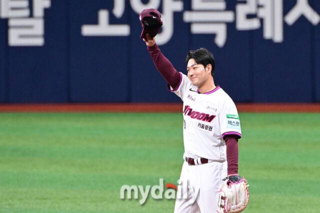 키움 박병호가 26일 오후 서울 고척스카이돔에서 진행된 '2026 신한 SOL Bank KBO리그' 삼성--키움의 경기에서 팬들에게 마지막 인사를 하고 있다./마이데일리
