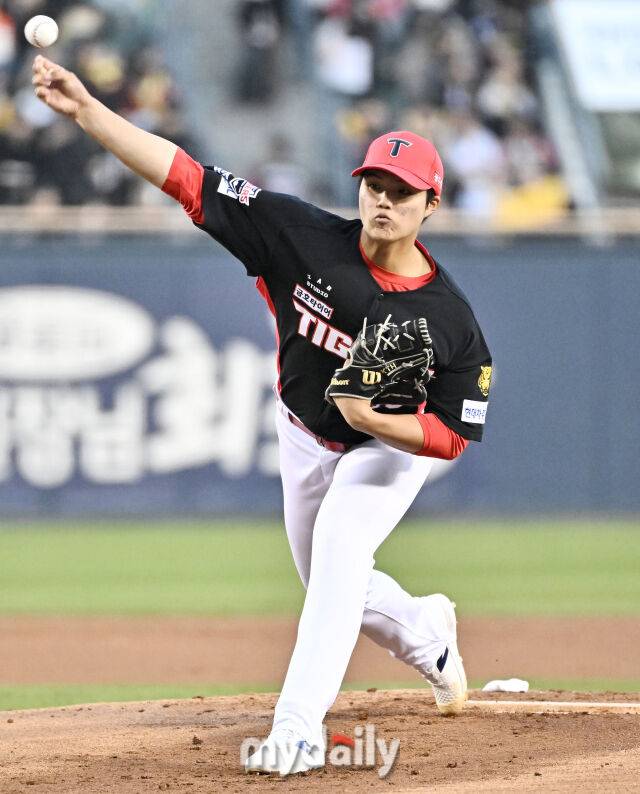 2일 오후 서울 잠실야구장에서 진행된 '2026 KBO리그' LG트윈스와 KIA타이거즈의 경기. KIA 김태형이 선발등판해 역투하고 있다./마이데일리