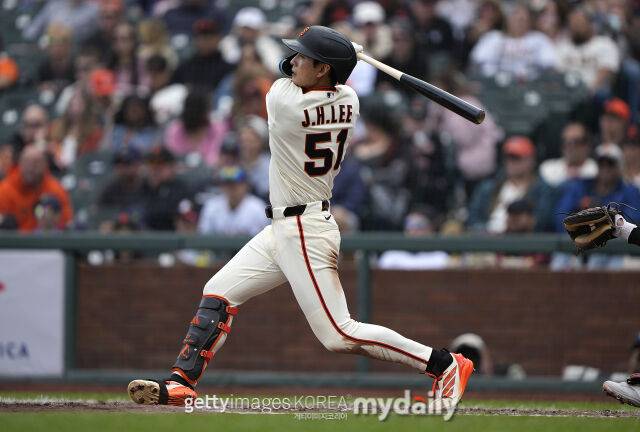 이정후가 27일 마이애미 말린스전 타격을 하고 있다./게티이미지코리아