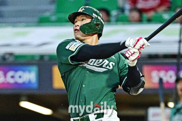 5일 인천 SSG랜더스필드에서 열린 '2025 신한 SOL BANK KBO리그' 롯데 자이언츠와 SSG 랜더스 경기. SSG 류효승이 2회말 2사 1루에 선제 투런포를 치고 있다./마이데일리