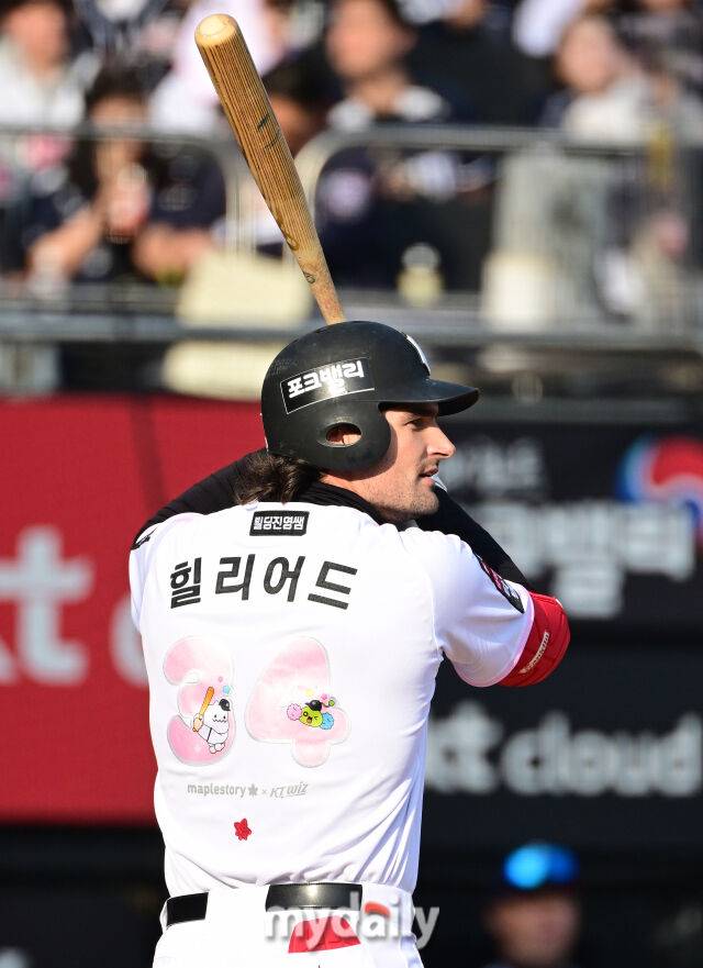 KT 힐리어드가 11일 경기에서 타석에 들어서 있다./유진형 기자