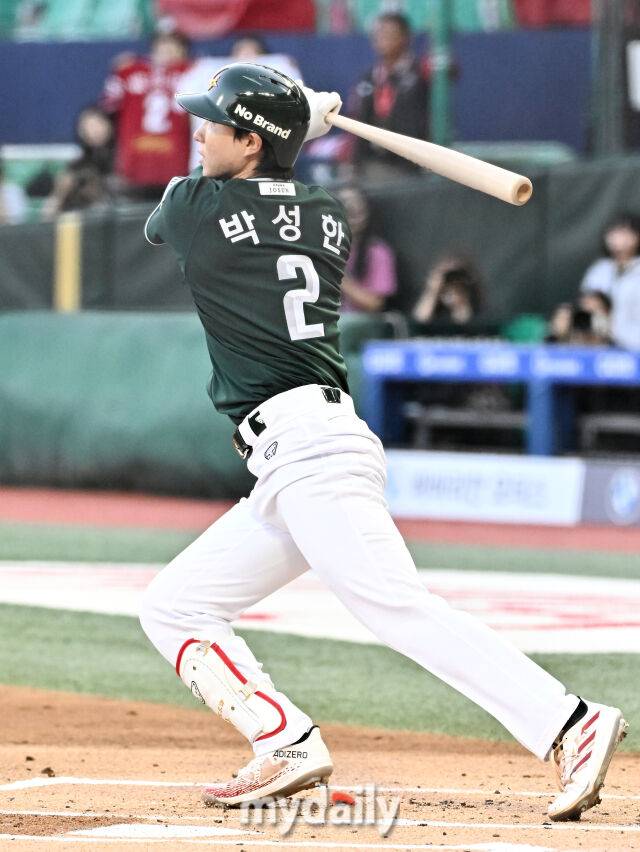 24일 오후 인천 SSG랜더스필드에서 진행된 '2026 프로야구 KBO리그' SSG랜더스와 KT위즈의 경기. SSG 박성한이 1회말 선두타자로 나서 안타를 치고 있다./마이데일리