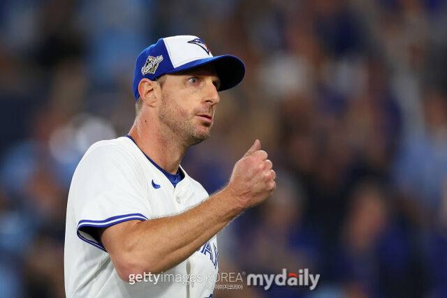 토론토 블루제이스 맥스 슈어저가 케나다 온타리오주 토론토 로저스센터에서 열린 홈 경기서 주먹을 쥐고 있다. 2026시즌 초반의 모습이다./게티이미지코리아