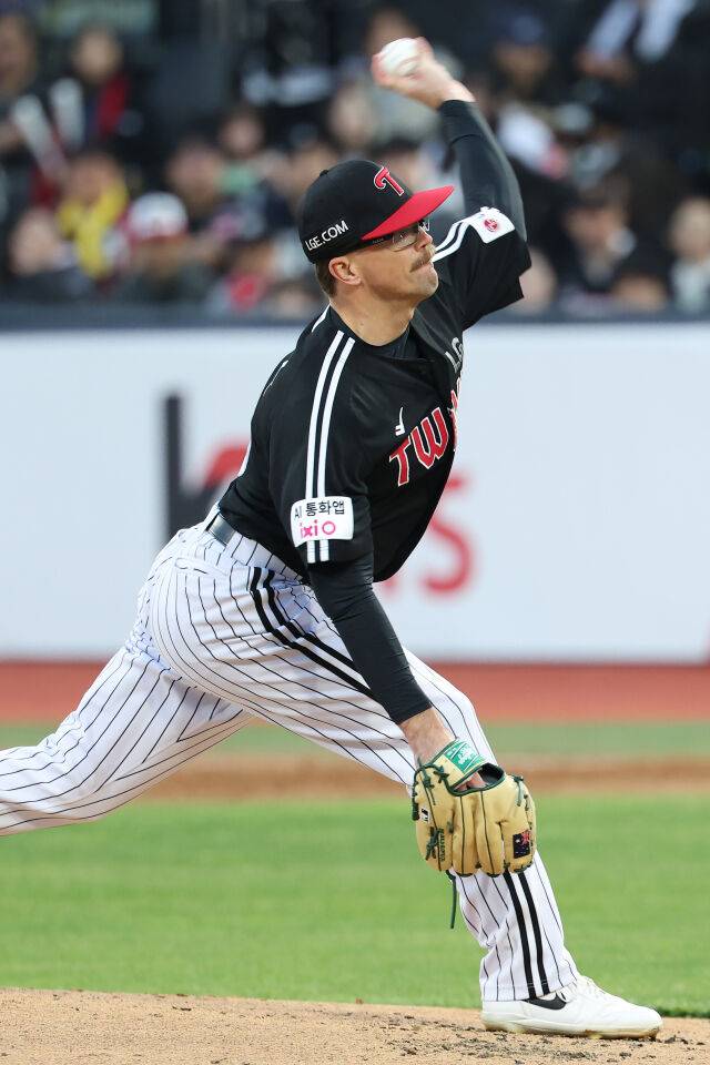 LG 웰스가 28일 KT전에서 역투하고 있다./LG 트윈스