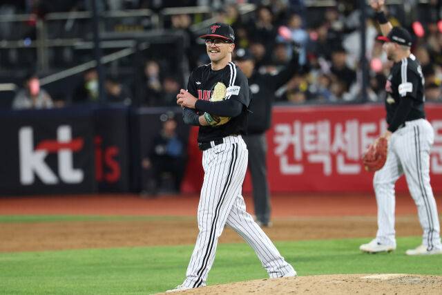 LG 웰스가 28일 KT전에서 웃고 있다./LG 트윈스
