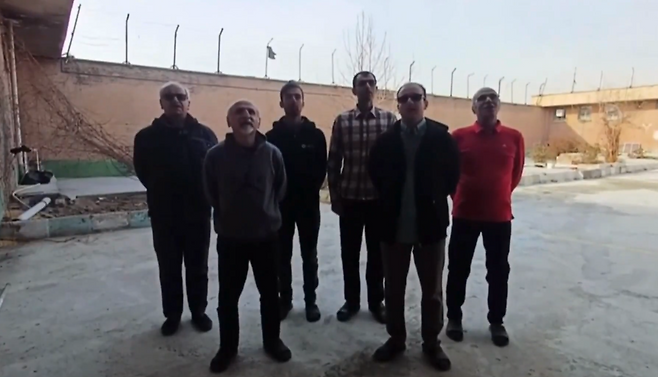 6명의 남성이 교수형 직전 저항가를 부르는 장면. [@NassrinSaifi 엑스(X·옛 트위터) 캡처]