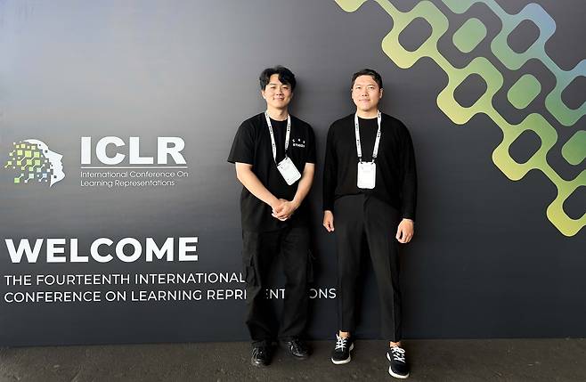 SKT 연구원들이 ICLR 2026 행사장에서 기념 촬영을 하고 있다. [SK텔레콤 제공]