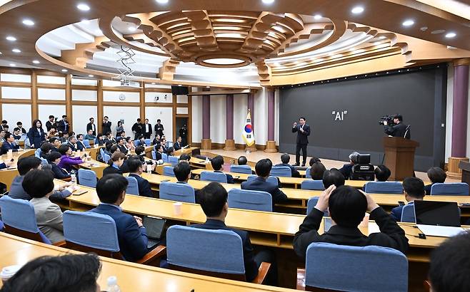 대한상공회의소 회장인 최태원 SK그룹 회장이 28일 오전 서울 여의도 국회의원회관에서 한중의원연맹이 연 ‘미·중 AI 기술 패권 경쟁 속 대한민국 성장전략’ 정책세미나에 참석해 강연하고 있다. 이상섭 기자