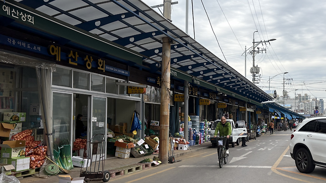 지난 27일 찾은 청량리 청과물시장  중심 골목을 벗어나자 한적한 분위기가 이어졌다. 박연수 기자