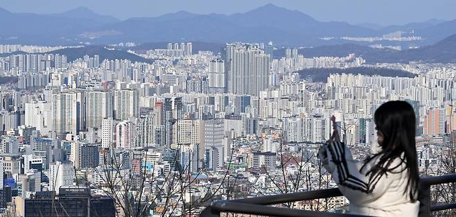 서울 남산에서 바라본 도심 곳곳 아파트 모습. 서울 아파트 전세 부족 현상이 심화하면서 최근 전세 수급이 전세가격 급등기였던 2021년 수준에 가까워진 것으로 나타났다.  [연합]