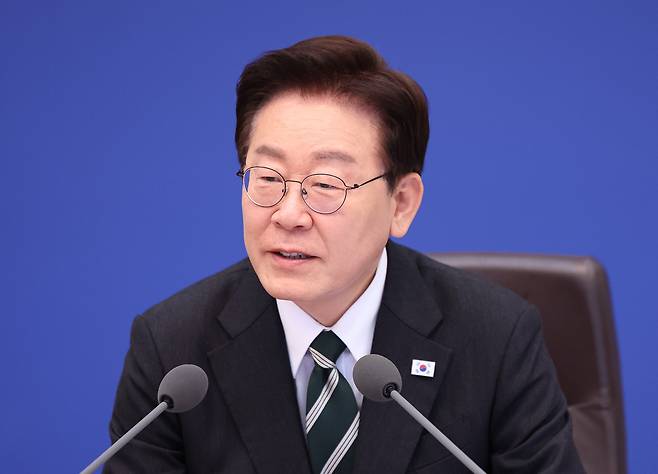 이재명 대통령이 28일 청와대에서 열린 국무회의 겸 비상경제점검회의에서 발언하고 있다. [연합]