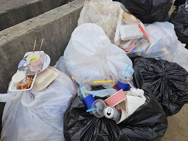 마구잡이로 버려진 쓰레기들. 김광우 기자.