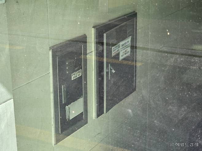 서울 강남구 논현역 인근의 한 골목의 한 단자함. 초등학교 인근에 위치한 해당 지역은 ‘마약 좌표’ 요주 지역이라는 게 경찰 관계자의 설명이다. 해당 단자함 등에 마약을 두고 가는 방식인 ‘던지기’ 수법으로 거래된다. 이영기 기자.