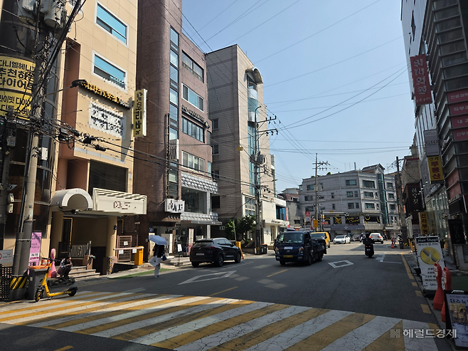 서울 강남구 논현역 인근의 한 골목. 지역 주민의 설명에 따르면 초등학교 인근에 있는 해당 골목에는 늦은 시간 영업을 시작하는 미용실 등이 몰려있다. 이영기 기자.