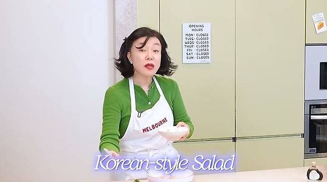 [서울=뉴시스] 방송인 최화정(65)이 지난 23일 자신의 유튜브 채널 영상을 통해 평소 즐겨 먹는 음식인 열무김치를 소개했다. (사진='안녕하세요 최화정이에요' 유튜브 채널 캡처)