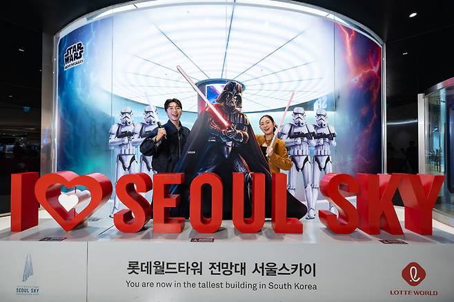 서울스카이의 ‘스타워즈’ 테마 몰입형 공간 ‘스타워즈 : 어보브 더 갤럭시’(STAR WARS : ABOVE THE GALAXY)에서 기념 촬영 중인 관람객. (사진=서울스카이) *재판매 및 DB 금지